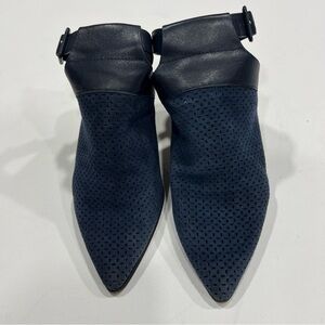 Donald J. Pliner Navy Ankle Varen Sandals.